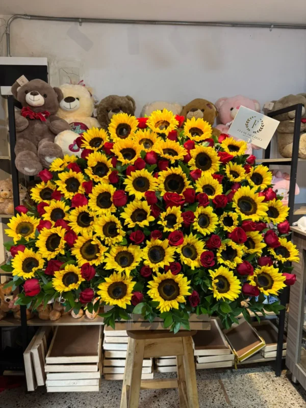 Arreglo floral en girasoles con rosas rojas