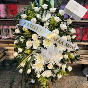 Corona funebre con rosas blancas y fuyi