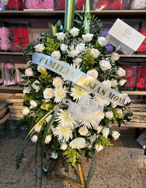 Corona funebre con rosas blancas y fuyi