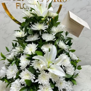 Arreglo floral funebre con fuyi y lirios