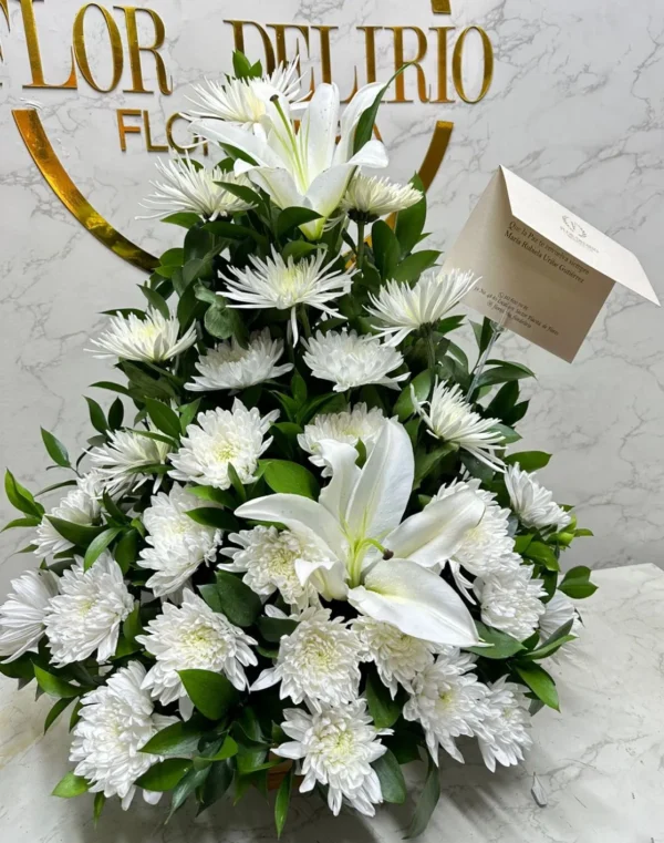 Arreglo floral funebre con fuyi y lirios