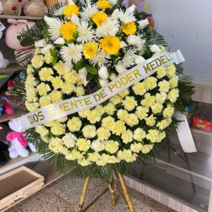 Corona funebre en claveles, fuyi y gerberas.