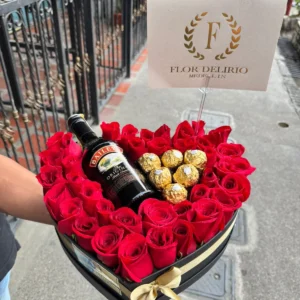 Caja corazon con rosas rojas, chocolates Ferrero Rocher y botella Bailey's