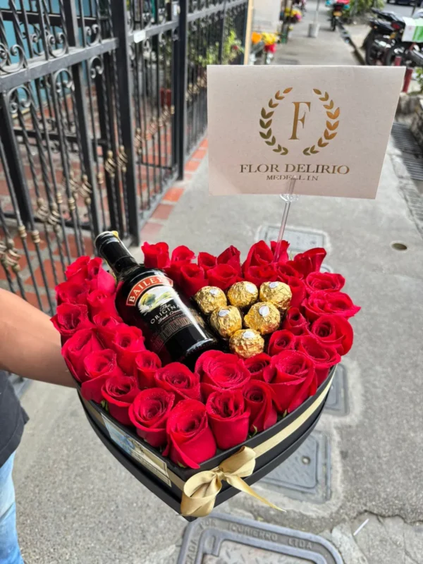 Caja corazon con rosas rojas, chocolates Ferrero Rocher y botella Bailey's