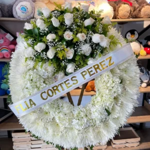 Corona funebre en rosas blancas, ortensias y fuyi.