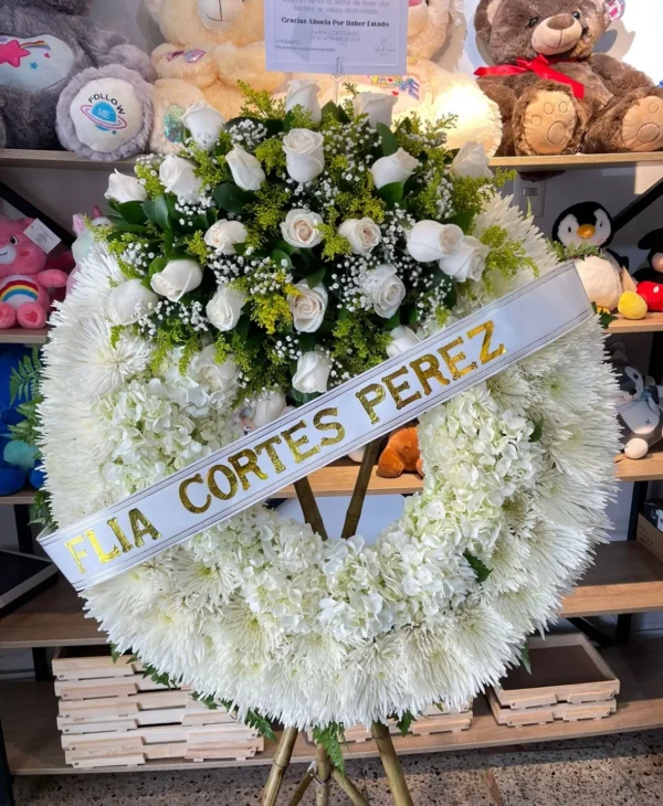 Corona funebre en rosas blancas, ortensias y fuyi.