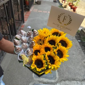 Caja corazon en girasoles y fresas con chocolate