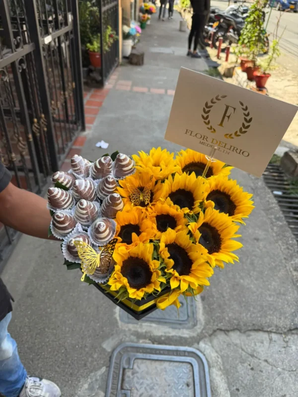 Caja corazon en girasoles y fresas con chocolate