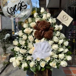 Arreglo floral con rosas blancas, peluche y globo