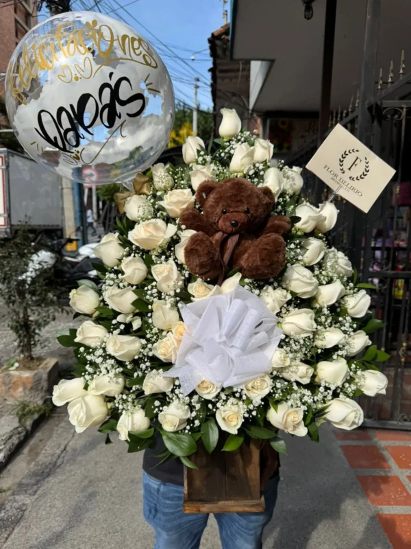 Arreglo floral con rosas blancas, peluche y globo