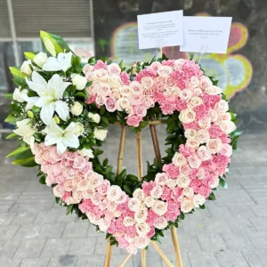 Corona funebre corazon, con rosas rosadas, claveles y lirios