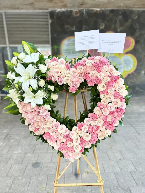 Corona funebre corazon, con rosas rosadas, claveles y lirios