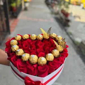 Caja corazon con rosas rojas y chocolates Ferrero Rocher