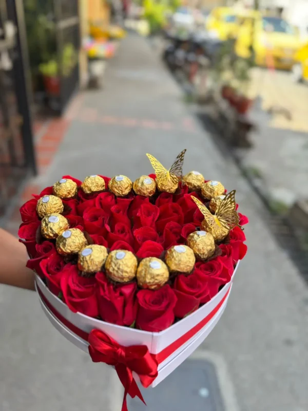 Caja corazon con rosas rojas y chocolates Ferrero Rocher