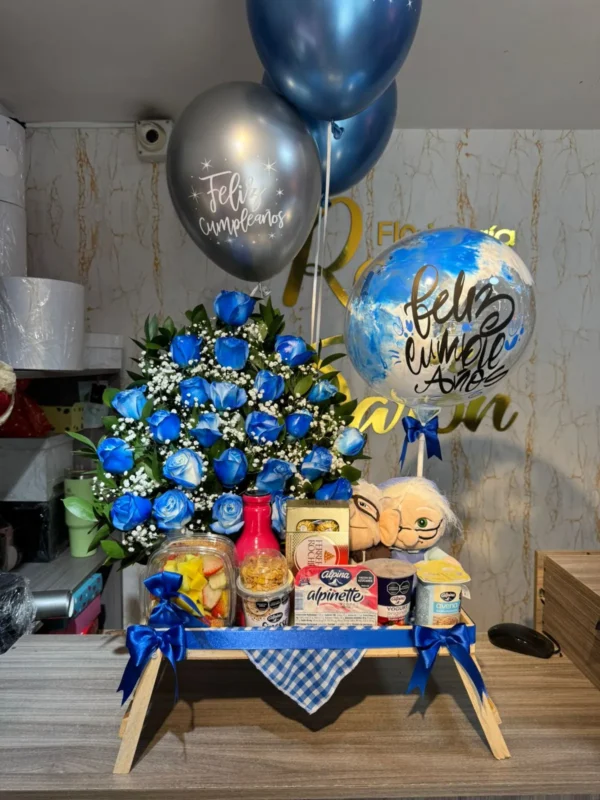 Desayuno sorpresa con rosas azules, gobos con helio, chocolates Ferrero Rocher y peluches