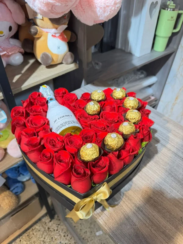 Caja corazon con rosas rojas, chocolates Ferrero Rocher y botella JP Chenet