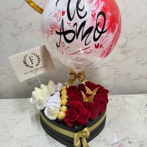 Caja corazon con rosas rojas, botella JP Chenet, chocolates Ferrero Rocher, fresas con chocolate y globo