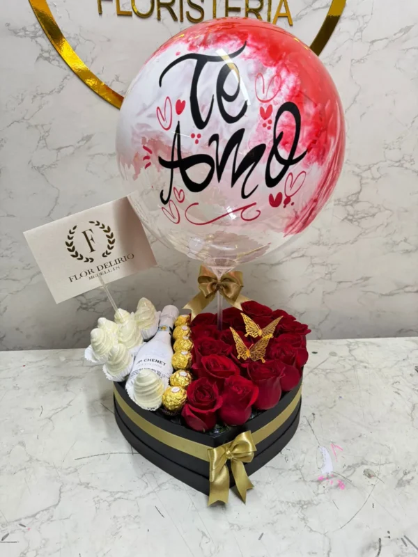 Caja corazon con rosas rojas, botella JP Chenet, chocolates Ferrero Rocher, fresas con chocolate y globo