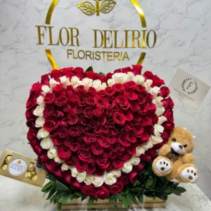 Arreglo floral, corazon gigante con rosas rojas y blancas, chocolates Ferrero Rocher y peluche