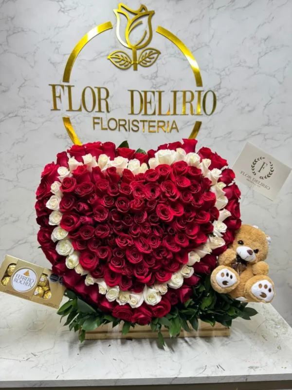 Arreglo floral, corazon gigante con rosas rojas y blancas, chocolates Ferrero Rocher y peluche