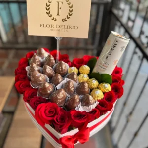 Caja corazon con rosas rojas, fresas con chocolate, JP Chenet y chocolates Ferrero Rocher