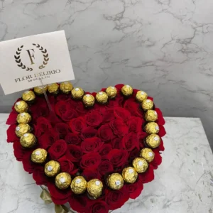 Caja corazon con rosas y chocolates Ferrero Rocher