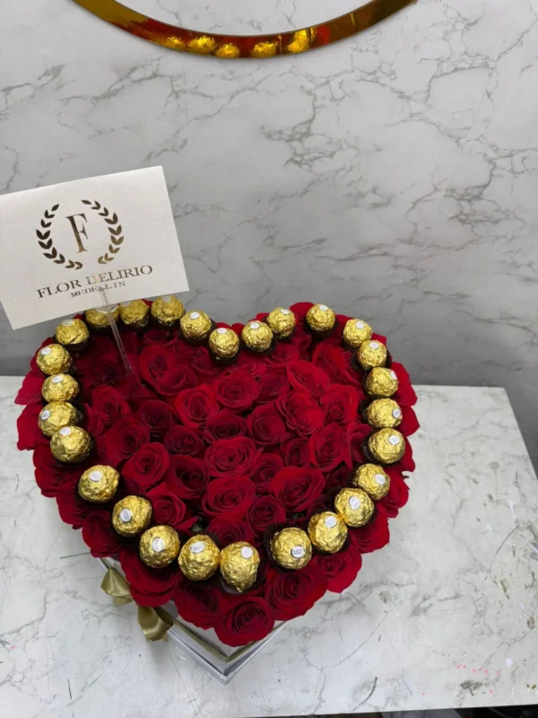 Caja corazon con rosas y chocolates Ferrero Rocher