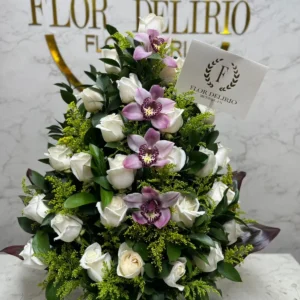 Arreglo floral funebre con rosas y orquideas