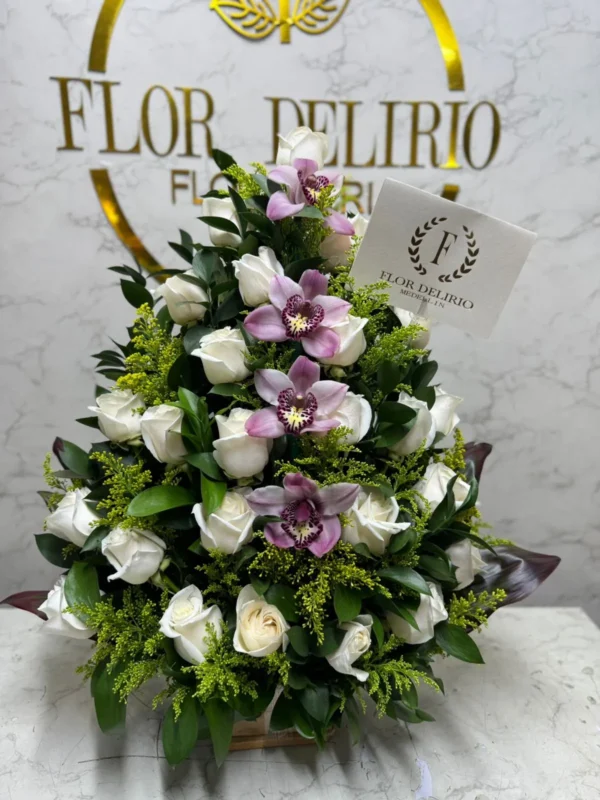 Arreglo floral funebre con rosas y orquideas