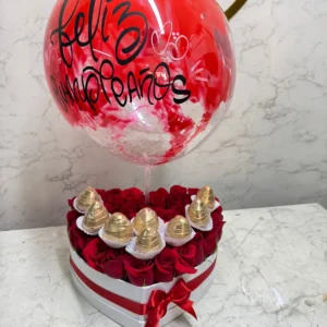 Caja corazon con rosas rojas, globo y fresas con chocolate