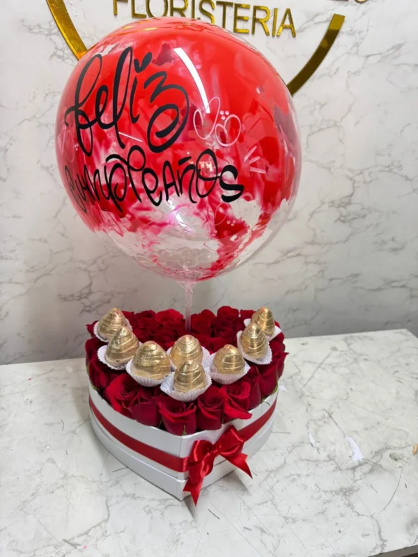 Caja corazon con rosas rojas, globo y fresas con chocolate