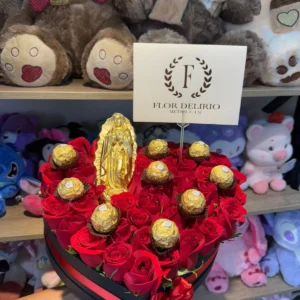 Caja corazon de rosas con chocolates Ferrero Rocher y virgen en marmolina