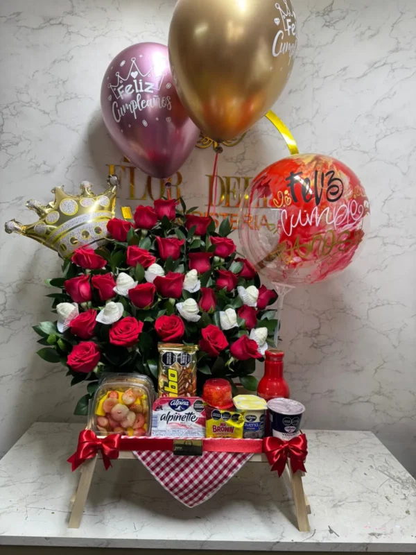 Desayuno sorpresa con rosas y globos con helio