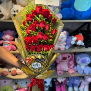 Ramillete en rosas con caja corazon Ferrero Rocher