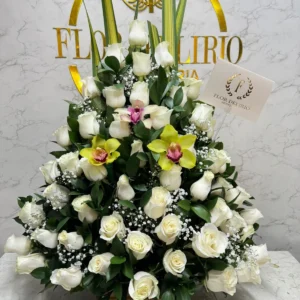 Arreglo floral funebre en rosas blancas con orquideas