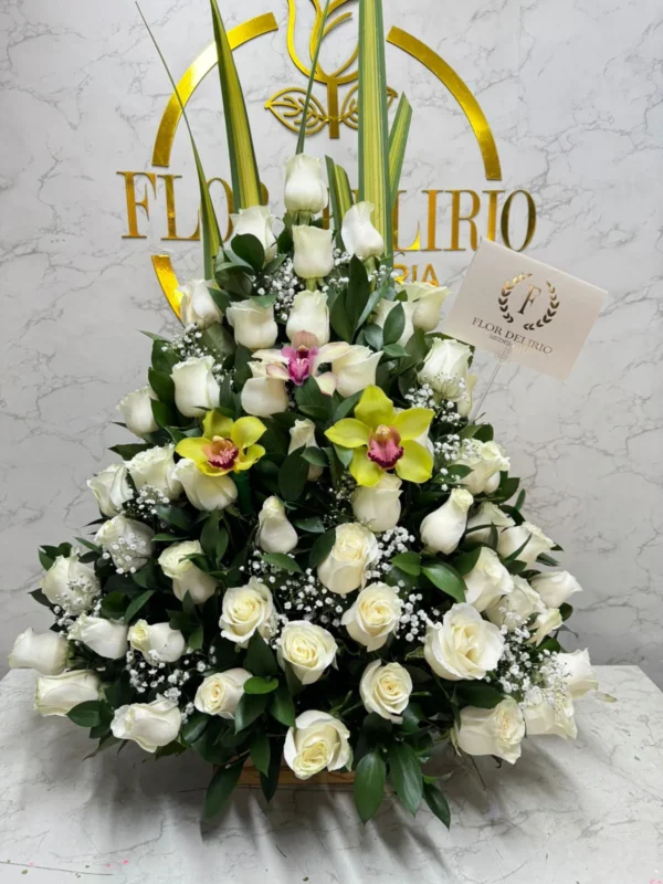 Arreglo floral funebre en rosas blancas con orquideas