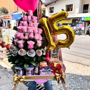 Desayuno sorpresa con rosas, globos con helio y fresas con chocolate