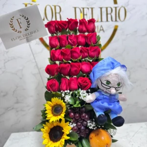 Arreglo floral con rosas, girasoles, frutas y peluche