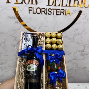 Cofre con chocolates Ferrero Rocher, botella de baileys, y frascos con dulces