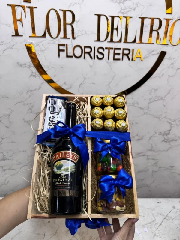 Cofre con chocolates Ferrero Rocher, botella de baileys, y frascos con dulces