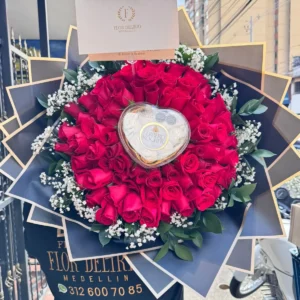 Bouquet de rosas con caja corazon Ferrero Rocher