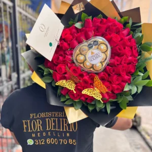 Bouquet de rosas con caja corazon Ferrero Rocher