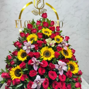 Arreglo floral con rosas, girasoles y orquideas