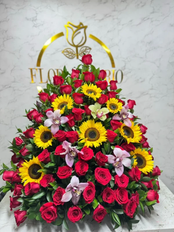 Arreglo floral con rosas, girasoles y orquideas