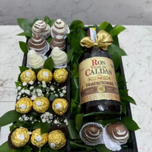 Cofre con chocolates Ferrero Rocher, fresas con chocolate y botella de Ron viejo de Caldas