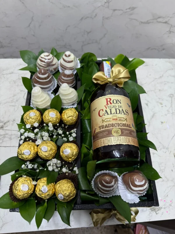 Cofre con chocolates Ferrero Rocher, fresas con chocolate y botella de Ron viejo de Caldas