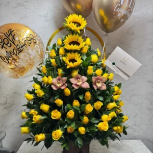 Arreglo floral con rosas, girasoles, orquideas y globos con helio