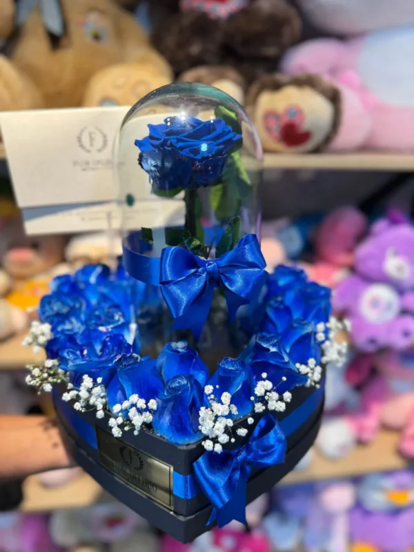 Caja corazon con rosas azules y rosa preservada