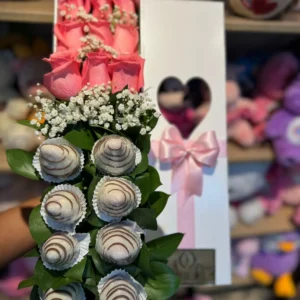 Caja con rosas y fresas con chocolate