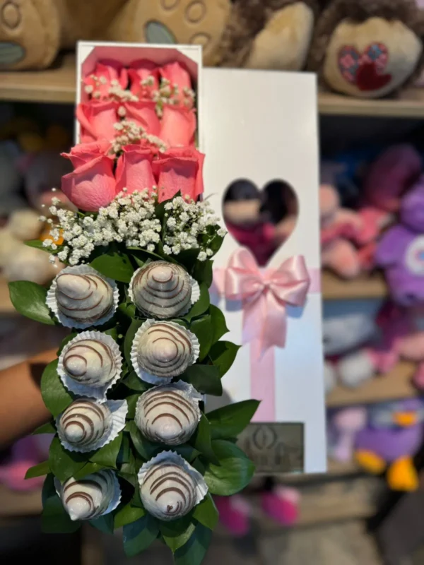 Caja con rosas y fresas con chocolate